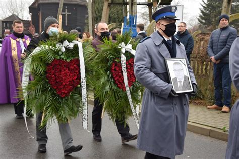 Pogrzeb Grzegorza Jankowskiego W Rych Ocicach Honorow Salw Po Egnano