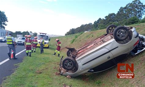 Motorista Perde Controle Da Dire O Capota E Carro Fica As Rodas