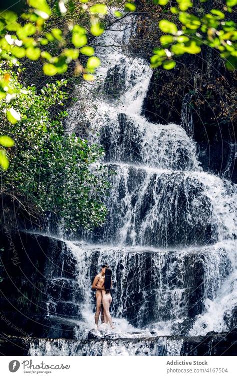 Zartes Nacktes Paar Umarmt In Der N He Von Wasserfall Ein