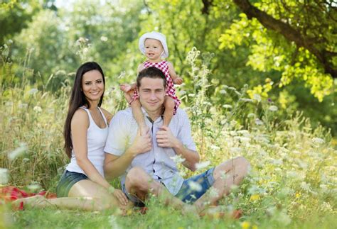 Lycklig familj arkivfoto Bild av gräs barndom natur 32641576