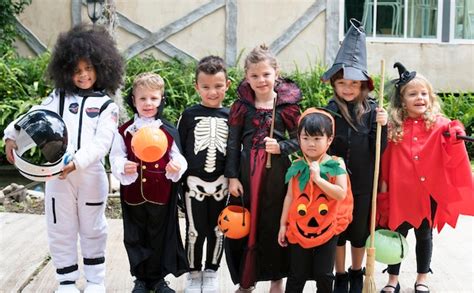 Divers Enfants En Costumes D Halloween Photo Gratuite