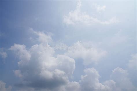 Blauer Himmel Helle Wei E Wolken Hintergrundbilder Stockfoto Bild