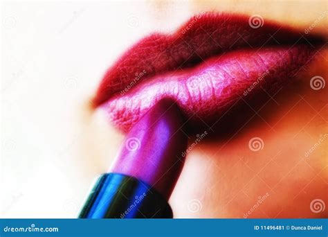 Ci Rrese Para Arriba En El L Piz Labial Rojo Y Los Labios Llenos