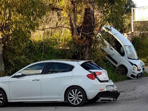 Partinico Incidente Sulla Sp2 Collisione Fra Due Auto Una Finisce