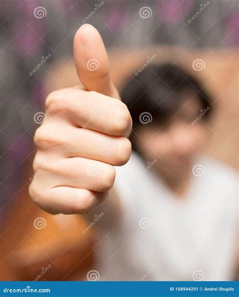 La Fille Montre Un Doigt De Signe De Main Image Stock Image Du Simple