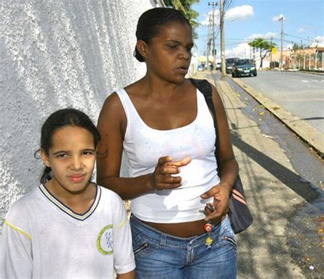 Crian As De Escola Passam Mais De Uma Hora Sem Gua