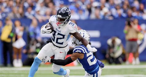 Download Football Player Evading Tackle Wallpaper
