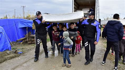 Adana da polis ekipleri tarım işçilerini unutmadı