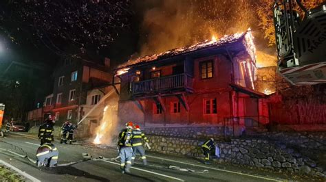 Incendiu la o casă pe drumul spre Poiana Brașov Flăcările se