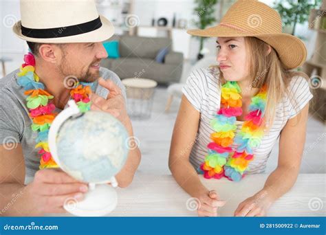 Couple Avec Globe Choisir Un Endroit Pour Les Vacances D été Photo