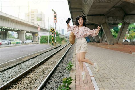 Joven Asiático Mujer Viajero Saltando Junto A Ferrocarril Tren Estación En Bangkok Viaje Viaje