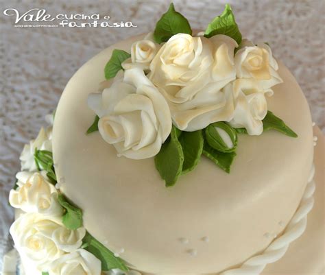 Torta A Due Piani Con Rose Decorata In Pasta Di Zucchero