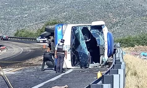 Mueren 18 migrantes en volcadura de autobús en la Carretera Oaxaca