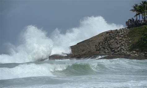 Marinha Alerta Para Ondas De At Metros No Litoral De Sp E Do Rio