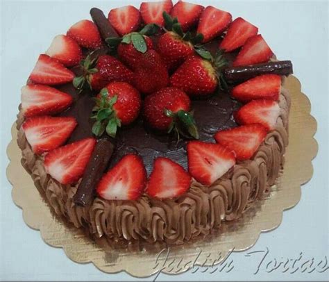 Pastel De Chocolate Decorado Con Fresas