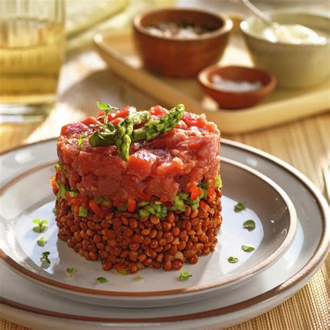 Tartar De Atún Lentejas Y Espárragos Verdes En Timbal