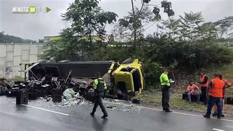 Se Quebraron Las Politas El Carro Se Volcó En La Vía Medellín Santa Fe De Antioquia Vídeo