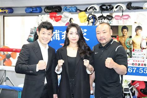 「3150fight Survival」に出場する千本瑞規（中）と亀田興毅ファウンダー（左）、小口忠寛トレーナー ― スポニチ