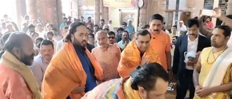 Mukesh Ambani With Son Anant Ambani Offers Prayers At Dwarkadhish