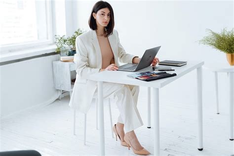 Unlock Your Office Fashion: A Guide to Stylish Work Attire for Women – Stylesplash