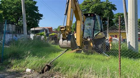 Seop realiza operação para demolir construções irregulares em Inhaúma e