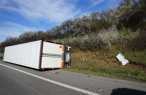 Lkw Unfall Verursacht Langen Stau Und Hohen Schaden