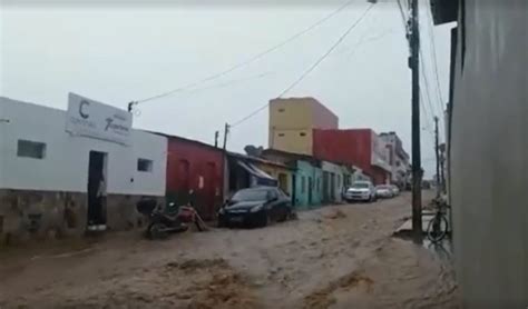 V Deo Temporal Deixa Fam Lias Desabrigadas E Ruas Alagadas No