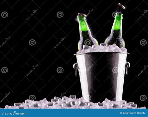 Garrafas De Cerveja Na Cubeta De Gelo Imagem De Stock Imagem De