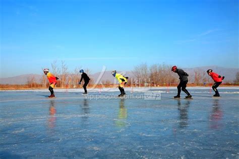 甘肃张掖：假日乐享冰雪运动 人民图片网