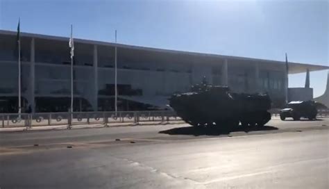 Bolsonaro Acompanha Desfile De Tanques Militares Em Frente Ao Planalto