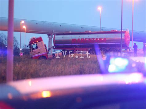 Camion Cisterna Finisce Fuori Strada Tra Savona E Vado Tragedia