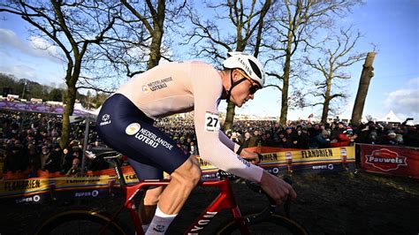 Cyclo Cross Mathieu Van Der Poel D Croche Le Titre De Champion Du