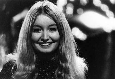 Mary Hopkin Story And Beautiful Photos Of Welsh Singer Who Sang ‘those