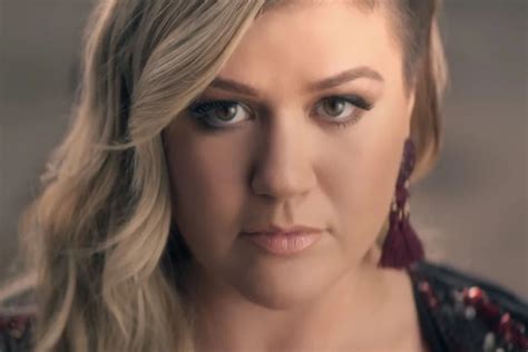 Kelly Clarkson Breaks Fans Out Of Their Boxes In 'Invincible' Video