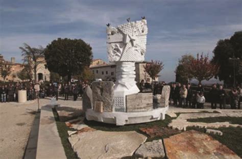 San Gimignano Inaugurato L Albero Delle Cannelle Agenziaimpress It