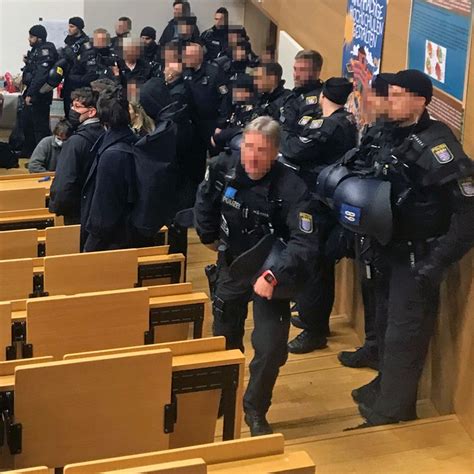 Polizei löst Demo mit 500 Menschen nach Räumung der Dondorf Druckerei