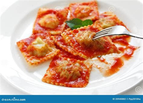 Pâtes De Ravioli Avec La Sauce Tomate Nourriture Italienne Photo Stock