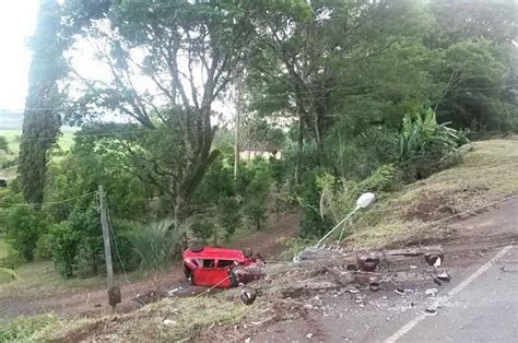 Caco Da Rosa Motorista abandona veículo após capotar e destruir poste