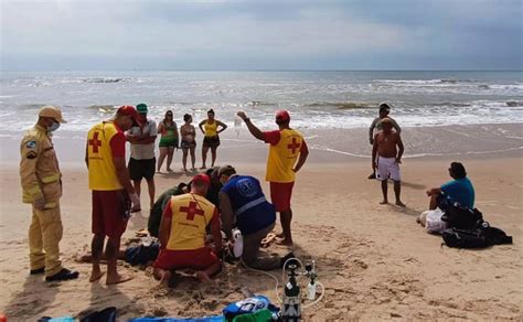 Socorristas suam até salvar homem afogado em Matinhos