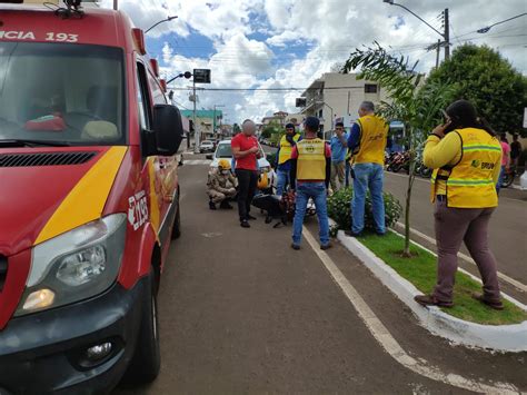 Mototaxista e passageira são atingidos por veículo no centro de Jataí