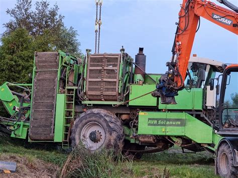 Fotonieuws Aardappelrooier belandt in sloot WâldNet