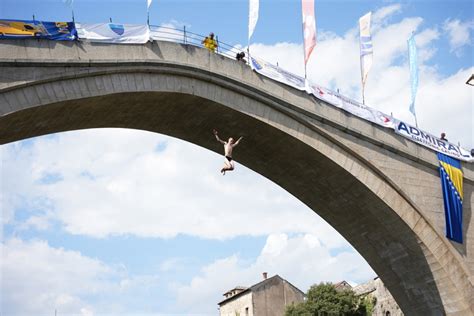 POČELI TRADICIONALNI SKOKOVI SA STAROG MOSTA 40 takmičara se bori za