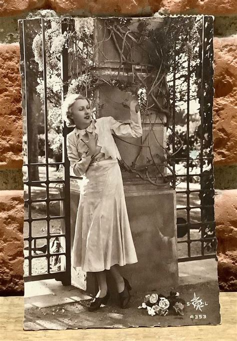 1945 Alte Foto AK Junge Dame Im Garten Kaufen Auf Ricardo