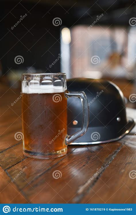 Vidro De Cerveja Em Mesa De Madeira Cerveja Num Copo Imagem De Stock