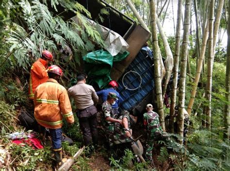 Truk Terjun Ke Jurang Sedalam Meter Pengemudi Tewas Di Tempat