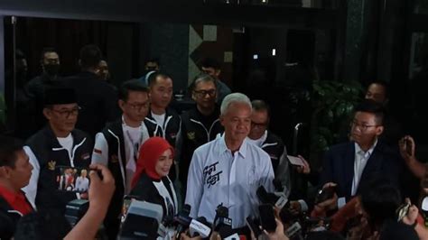 Debat Capres Ganjar Pakai Kemeja Sat Set Mahfud Tas Tes