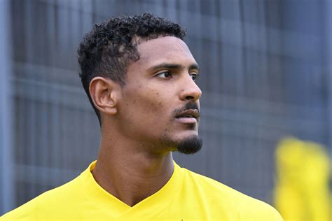 Football Apr S Six Mois Loign Des Terrains S Bastien Haller Fait