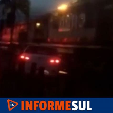 Vídeo mostra momento em que carro é arrastado por trem em SC Informe Sul