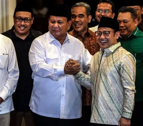 Tuai Pujian Adab Prabowo Geser Podium Agar Tak Membelakangi Para Ulama