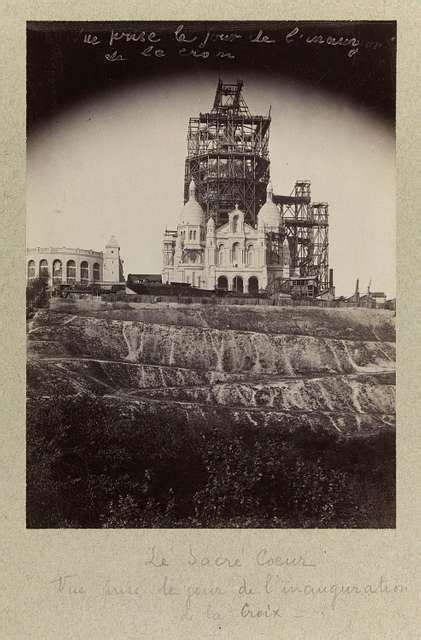 Le Sacré Cœur de Montmartre en construction inauguration de la croix